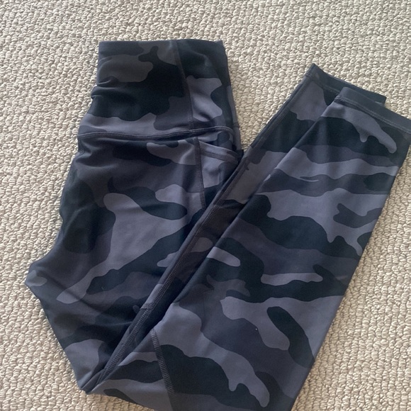 Old Navy High-Rise Camo Go-Dry Leggings - Picture 5 of 6